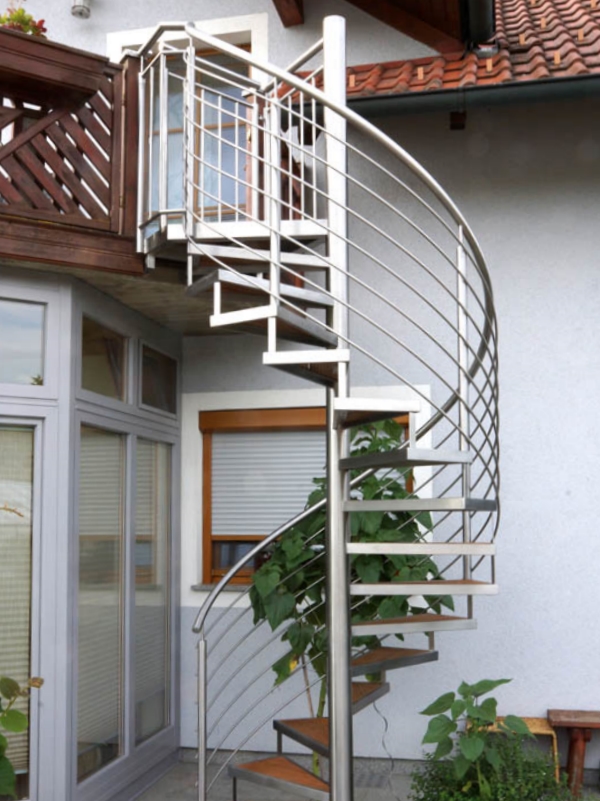 Eine Außentreppe in moderner metall Optik.