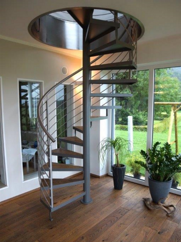 Diese dunkle Innentreppe verleiht dem Raum eine harmonische Note.