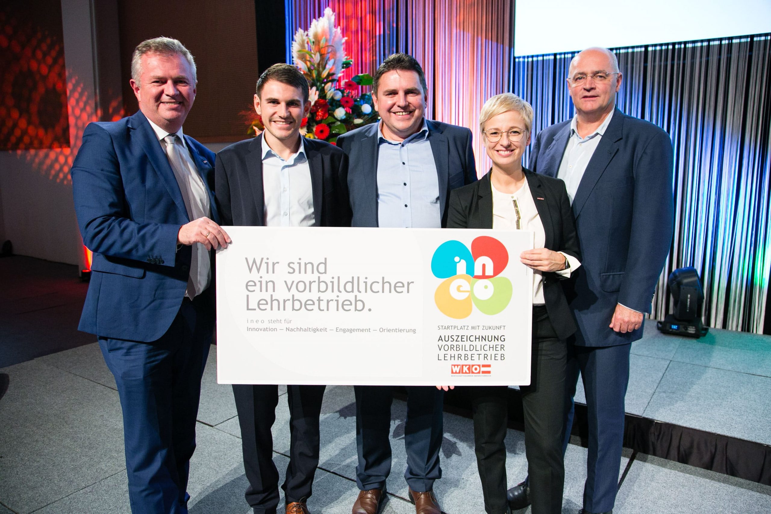 Die Firma Wendl Metall hat erneut die INEO Auszeichnung erhalten. Im Bild sieht man die Übergabe.