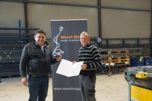 Mitarbeiterehrung bei Wendl Metall. Johann Wendl mit seinem Mitarbeiter