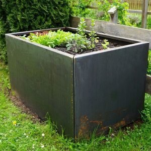 Hochbeet aus schwarzstahl gefüllt mit Erde und Pflanzen