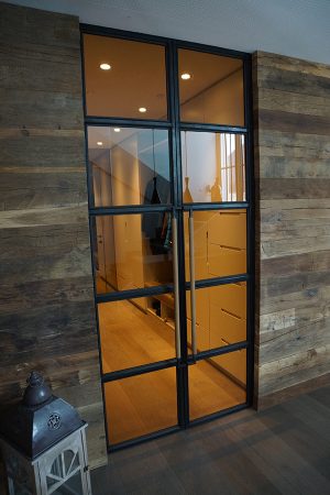 Tür aus Metall kombiniert mit einer edlen holzverkleidung