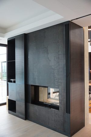 Ofenverkleidung aus Metall.